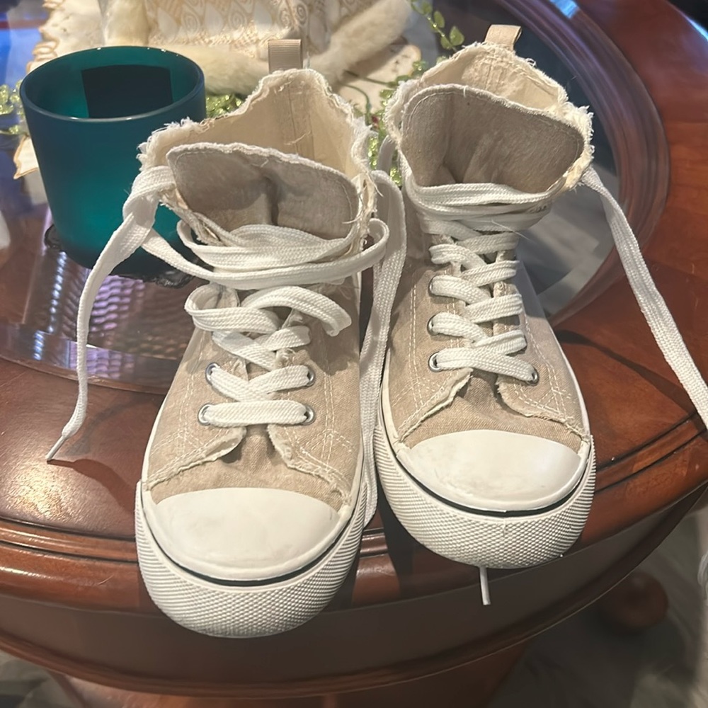 DISTRESSED TENNIES